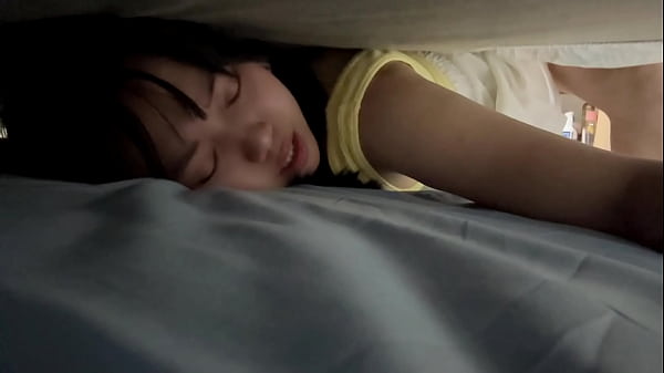 我把继妹哄上了床，但看着她那丰满的屁股，我的鸡巴实在憋不住了。