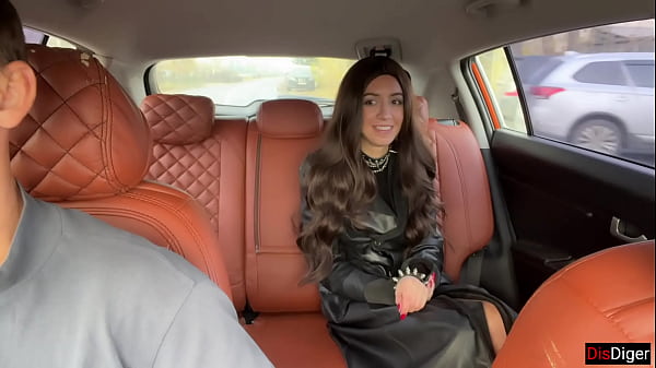 Fake Taxi - Una chica de rock llega tarde al festival y deja que el taxista la folle para conseguir un descuento
